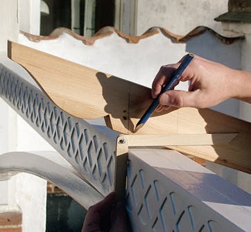 Glastag: Med en smigvinkel kan bjælkens overkant parallelforskydes og opstreges på spæret. Glastag: Med en smigvinkel kan bjælkens overkant parallelforskydes og opstreges på spæret.